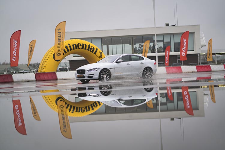 Continental провела тест-драйв шипованных и фрикционных шин в Москве Continental провела тест-драйв шипованных и фрикционных шин в Москве