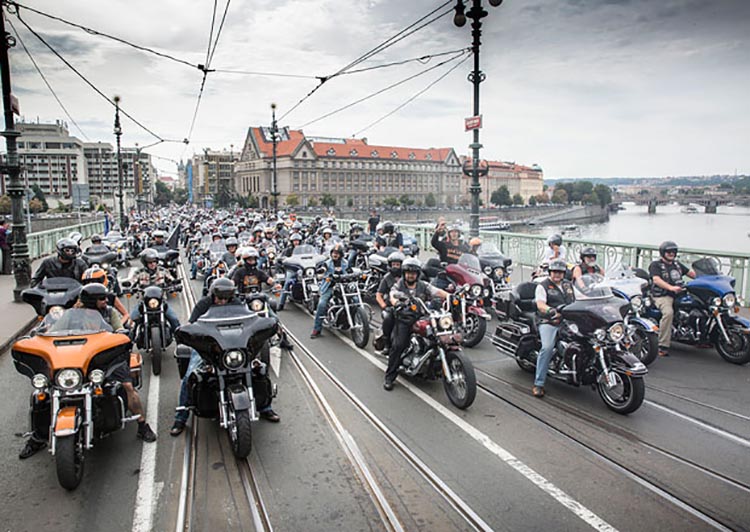 Dunlop впервые продемонстрировала свои новые шины для Harley-Davidson на пражском фестивале, посвященном 115-летию мотоциклетного бренда